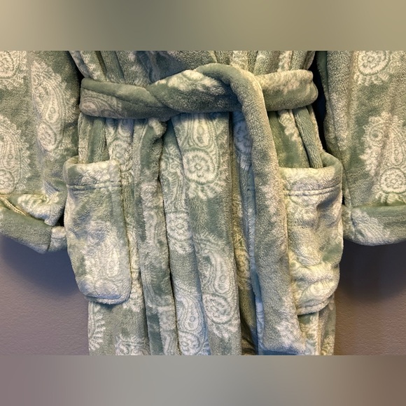 World Market Faux Sherpa Fleece Robe Hood Pockets Plush Cozy Soft Bathrobe - Picture 4 of 9